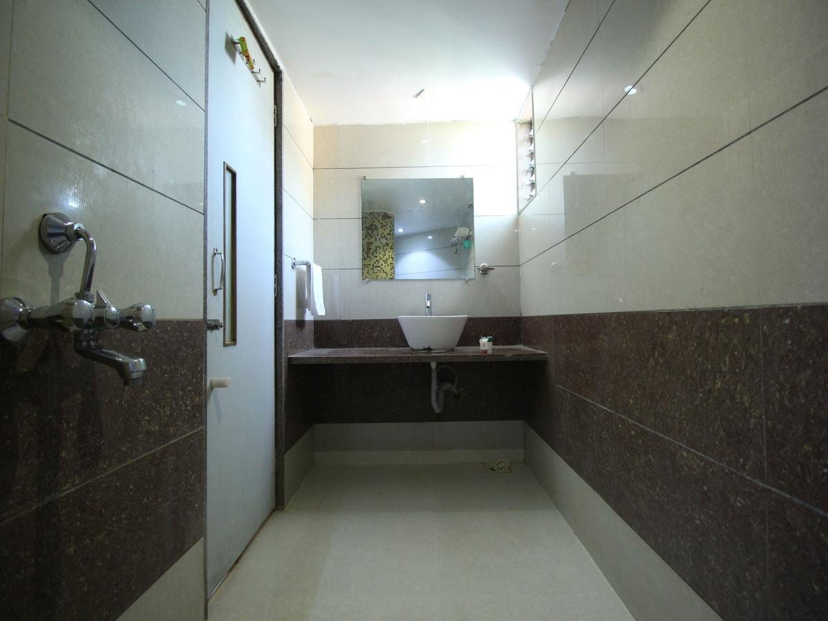 Hotel Salute Ahmedabad Exterior photo