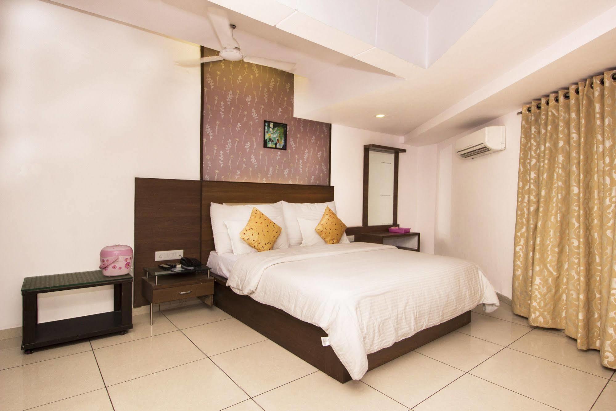Hotel Salute Ahmedabad Exterior photo