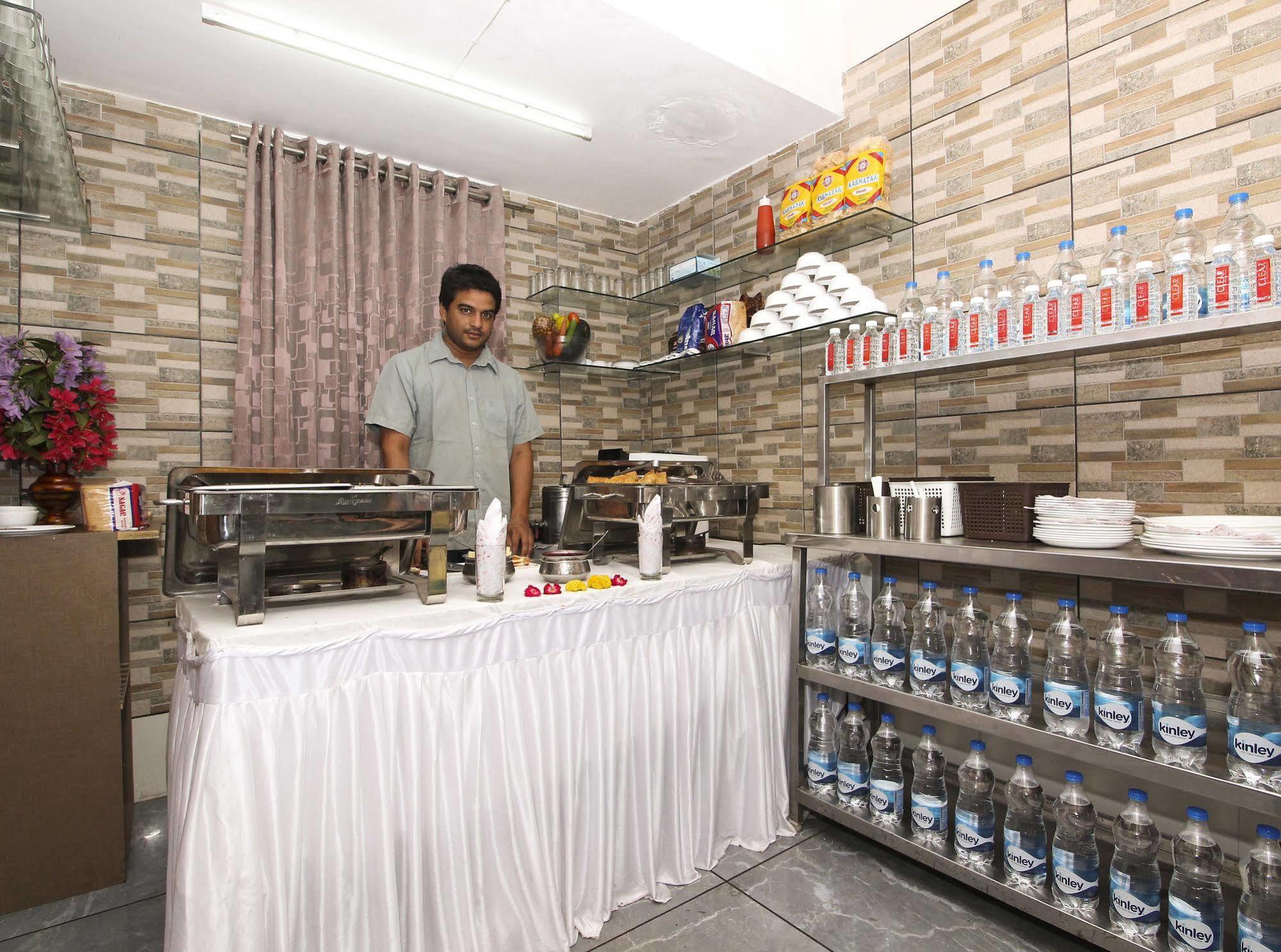 Hotel Salute Ahmedabad Exterior photo
