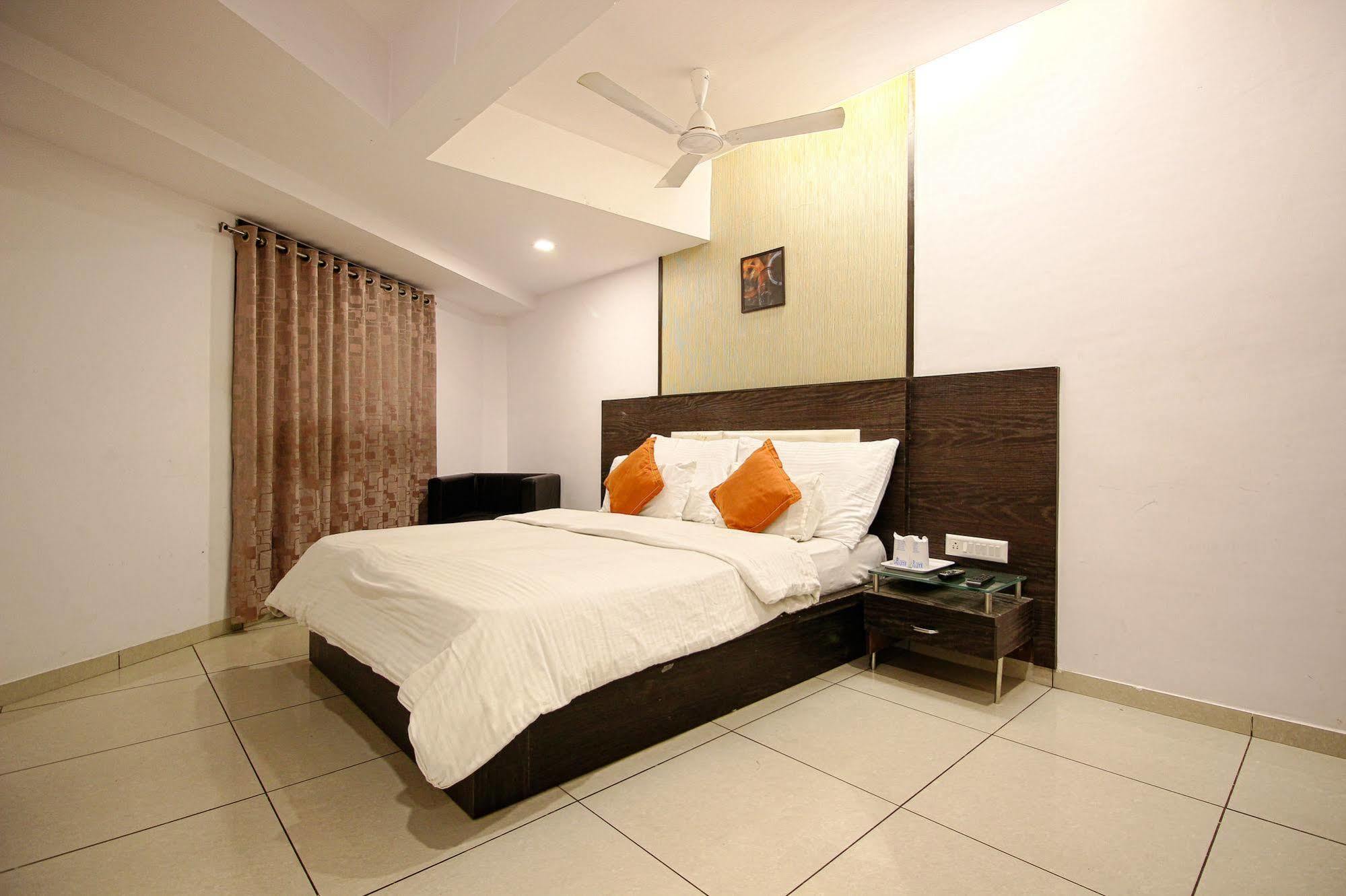 Hotel Salute Ahmedabad Exterior photo