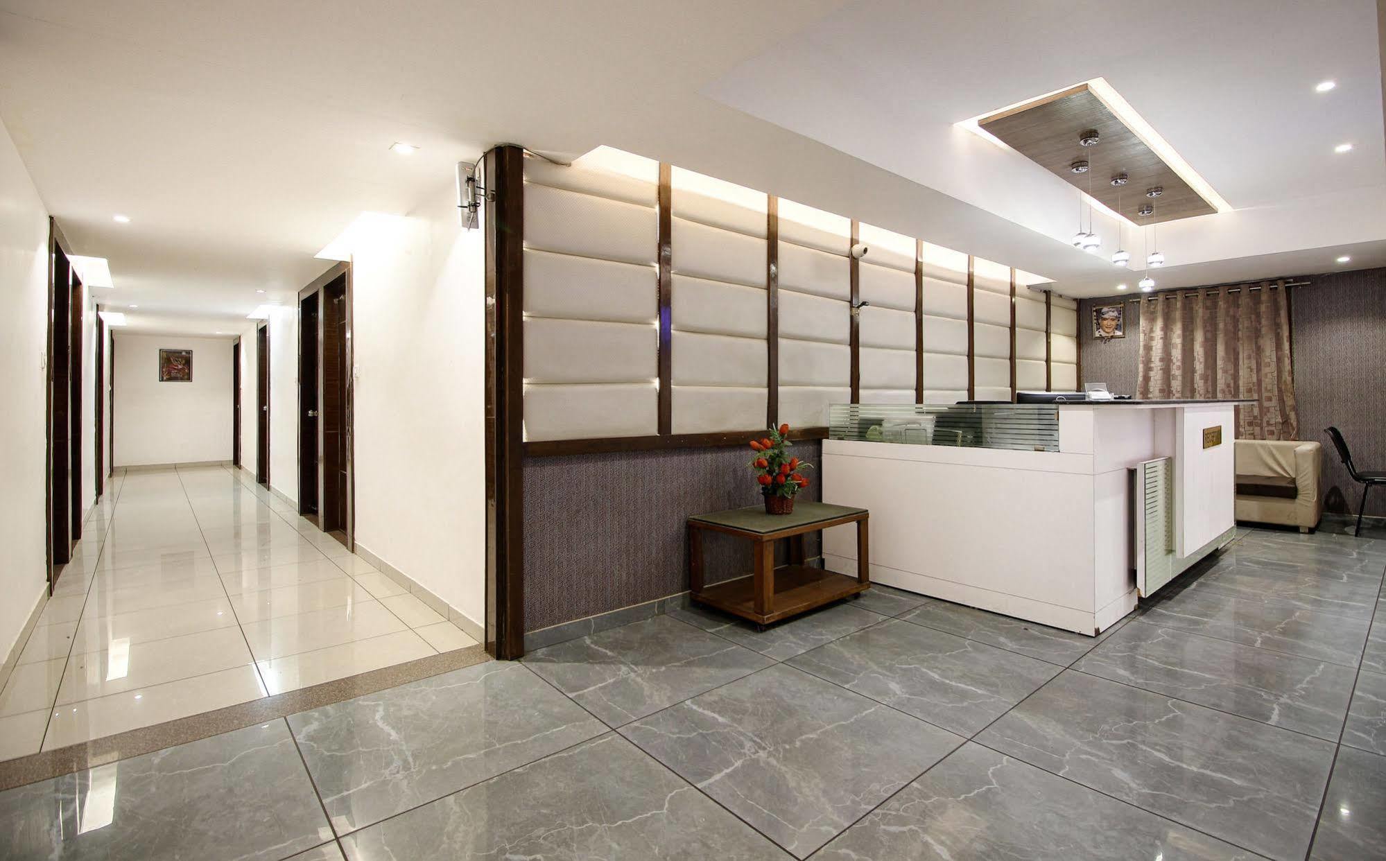Hotel Salute Ahmedabad Exterior photo