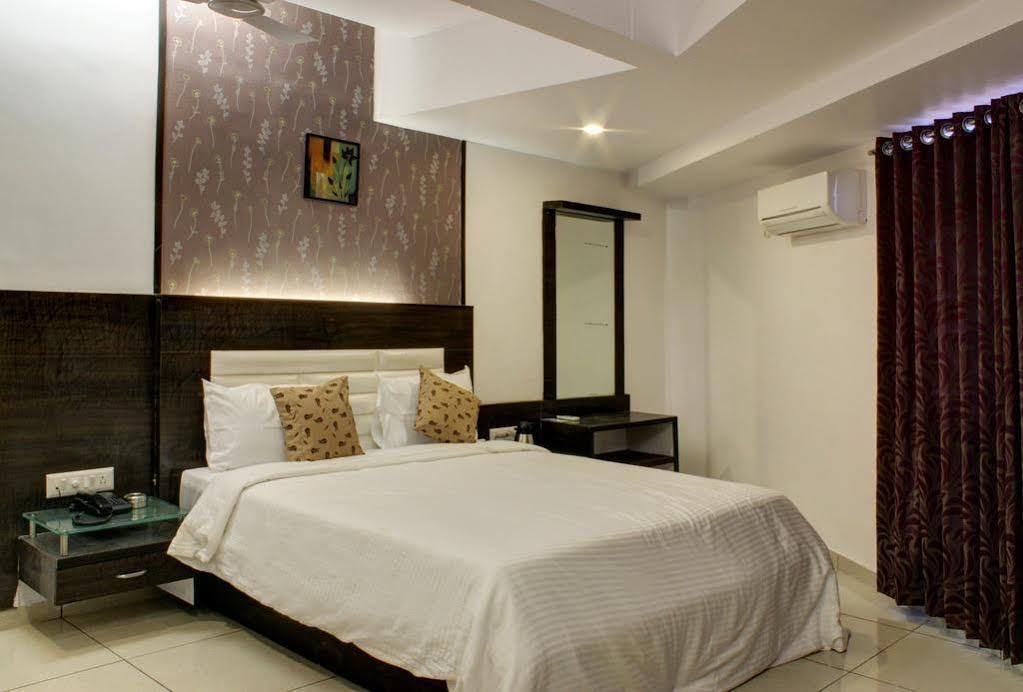 Hotel Salute Ahmedabad Exterior photo